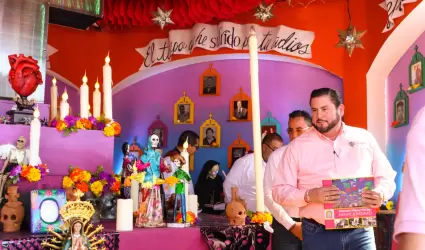 Inaugura alcalde Ismael Burgue�o tradicional altar de muertos en el Mercado Hida