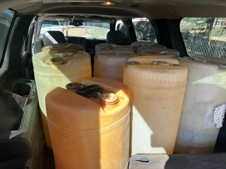 Aseguran galones de gasolina il�cita y recuperan veh�culo robado