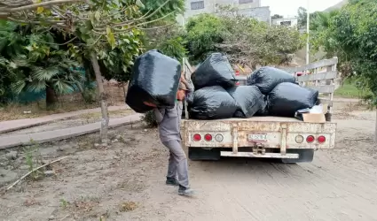 Intensifican labores de limpieza en vialidades y �reas p�blicas