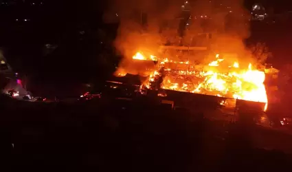 Incendio consume f�brica de tarimas en la colonia Amparo S�nchez