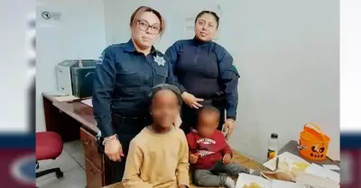 Apoya Polic�a Municipal de Tecate a familia camerunesa