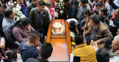 Miles de personas acuden a despedir al sacerdote Marcelo P�rez P�rez