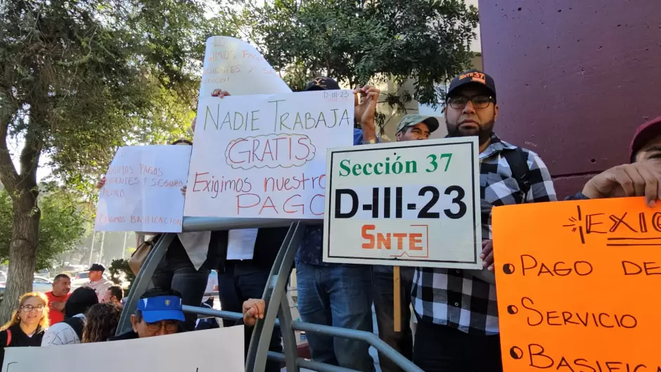 Trabajadores de apoyo escolar advierten que plant�n ser� permanente hasta que les paguen adeudo salarial