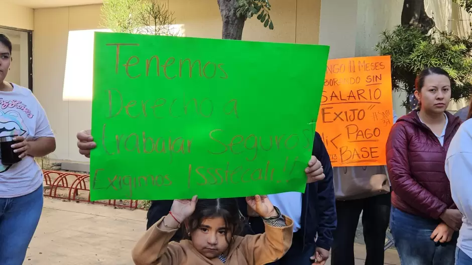 Trabajadores de apoyo escolar advierten que plant�n ser� permanente hasta que les paguen adeudo salarial