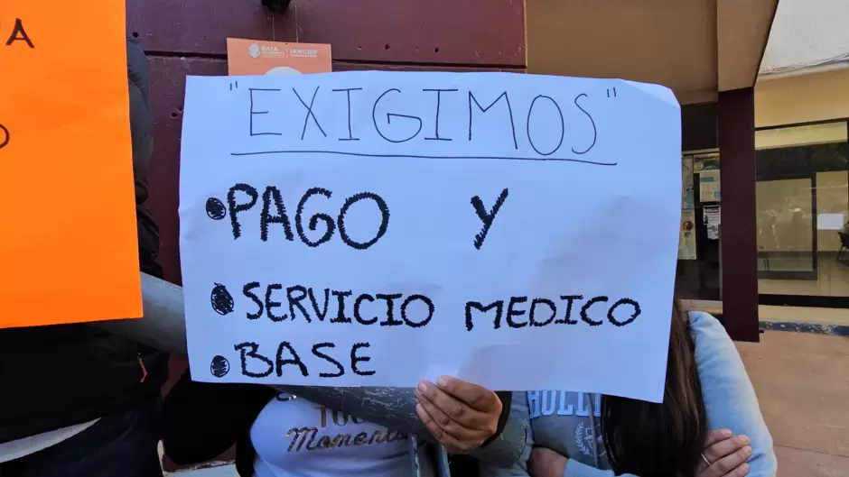 Trabajadores de apoyo escolar advierten que plant�n ser� permanente hasta que les paguen adeudo salarial