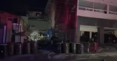 Incendio en libramiento Rosas Magall�n dej� dos veh�culos calcinados y da�os en 