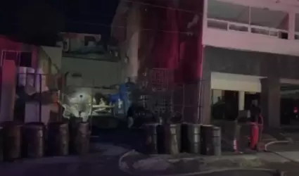Incendio en libramiento Rosas Magall�n dej� dos veh�culos calcinados y da�os en 
