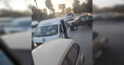 Choque entre taxi de ruta y veh�culo particular afect� tr�nsito en bulevar Insur