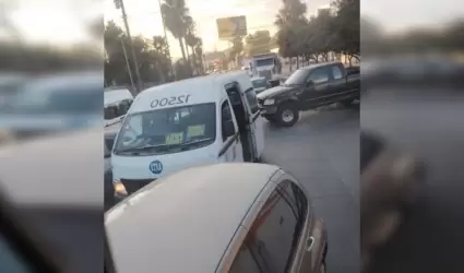 Choque entre taxi de ruta y veh�culo particular afect� tr�nsito en bulevar Insur