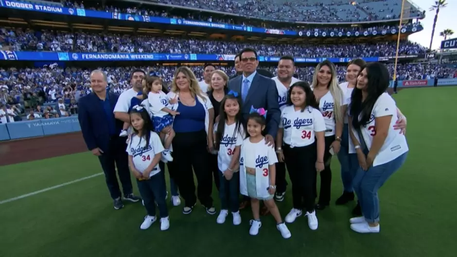 Fernando Valenzuela acompa�ado de su familia el d�a del retiro del n�mero 34