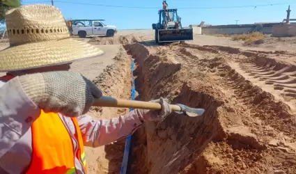 Introducci�n de tuber�a de agua potable en comunidad Dos Tubos