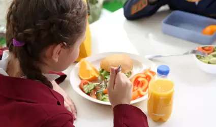 Alimentaci�n, escuela, ni�a, clases, cooperativas escolares, alimentaci�n saluda