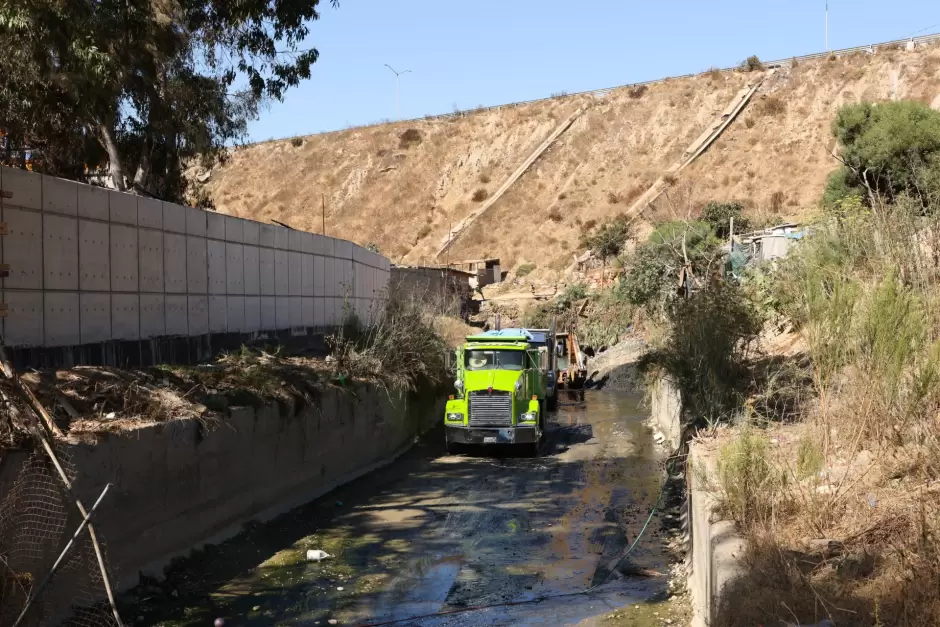 Supervisa alcalde Ismael Burgue�o trabajos de limpieza y mantenimiento en tanques desarenadeores de Tijuana
