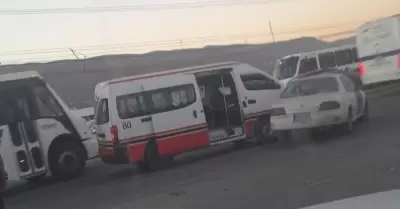 Accidente entre transporte p�blico y veh�culo particular colapsa acceso a El Ref