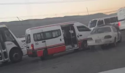 Accidente entre transporte p�blico y veh�culo particular colapsa acceso a El Ref