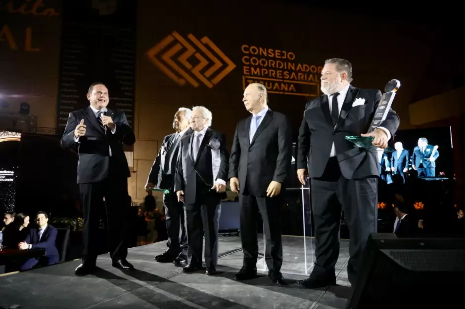 Reconocen a l�deres de la regi�n con el "Galard�n al M�rito Empresarial"