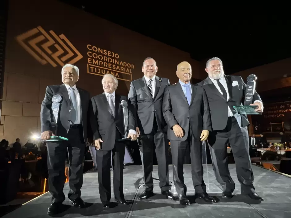 Reconocen a l�deres de la regi�n con el "Galard�n al M�rito Empresarial"