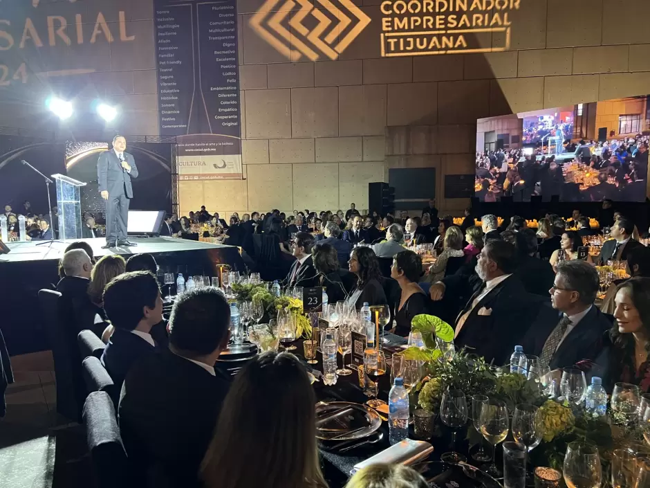Reconocen a l�deres de la regi�n con el "Galard�n al M�rito Empresarial"
