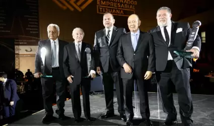 Reconocen a l�deres de la regi�n con el "Galard�n al M�rito Empresarial"