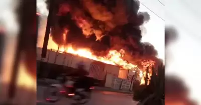 Incendio en zona de invasi�n de Villa del Campo