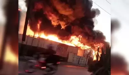 Incendio en zona de invasi�n de Villa del Campo