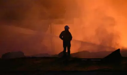 Atiende Bomberos Tijuana incendio de viviendas en Villa del Campo; inmediata res