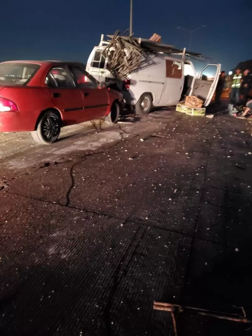 Muro de concreto obstruy� carril del Bulevar 2000 y ocasion� accidentes