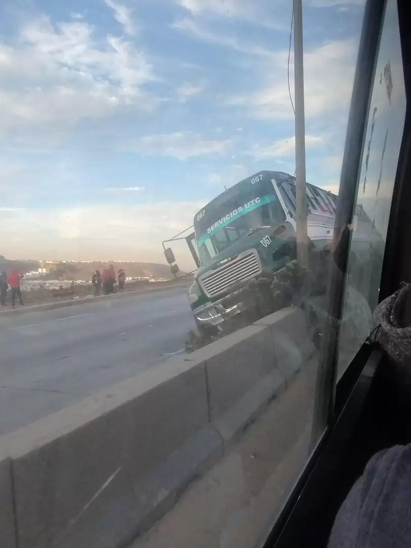 Muro de concreto obstruy� carril del Bulevar 2000 y ocasion� accidentes