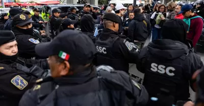 Polic�as encapsulan a trabajadores del Poder Judicial que se manifiestan en la P
