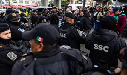 Polic�as encapsulan a trabajadores del Poder Judicial que se manifiestan en la P
