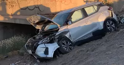 Veh�culo cae a canal del L�zaro C�rdenas tras participar en choque