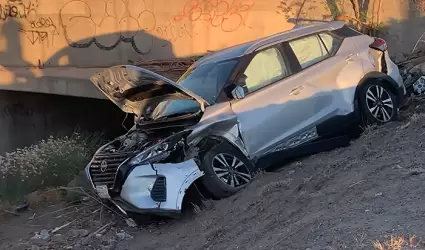 Veh�culo cae a canal del L�zaro C�rdenas tras participar en choque