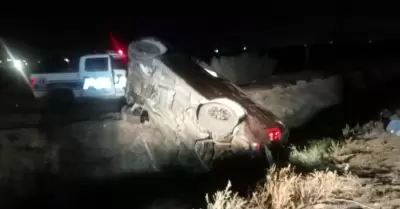 Veh�culo cae a canal en carretera de Mexicali