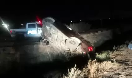 Veh�culo cae a canal en carretera de Mexicali