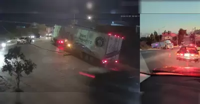Tr�iler derriba poste y genera obstrucci�n vial en Colinas del Sol