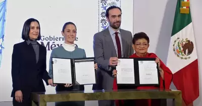 Firman decreto con el que Pemex y CFE regresan a ser empresas p�blicas