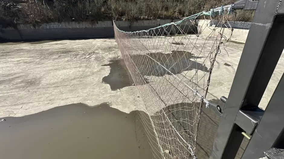 Colocan red en el Ca��n del Pato para impedir la llegada de basura al oc�ano