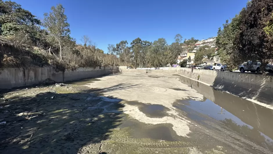 Colocan red en el Ca��n del Pato para impedir la llegada de basura al oc�ano