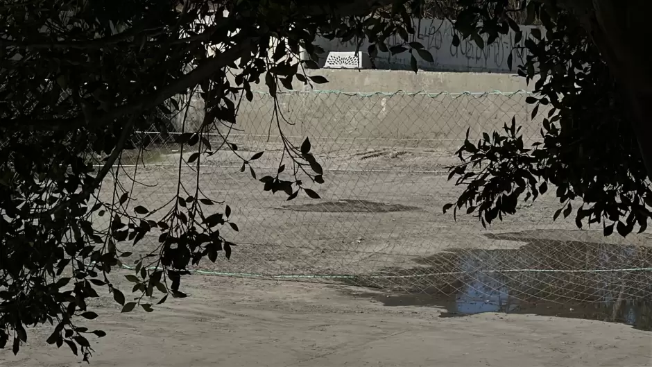 Colocan red en el Ca��n del Pato para impedir la llegada de basura al oc�ano