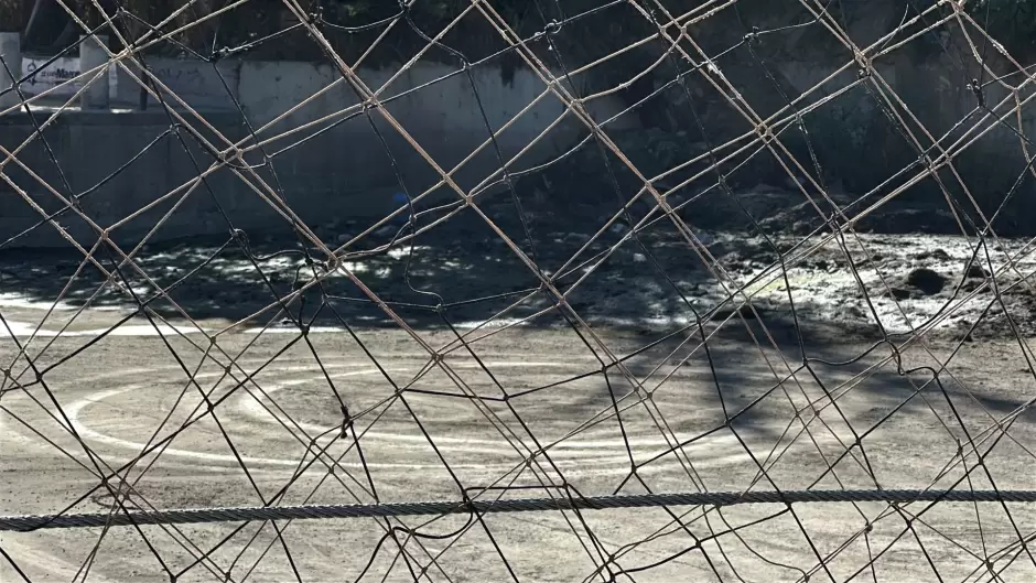 Colocan red en el Ca��n del Pato para impedir la llegada de basura al oc�ano