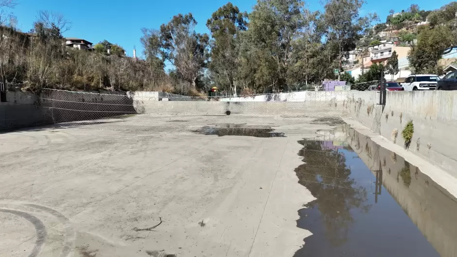 Colocan red en el Ca��n del Pato para impedir la llegada de basura al oc�ano