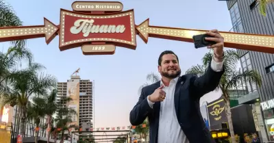 Devela alcalde Ismael Burgue�o puerta al centro hist�rico de Tijuana