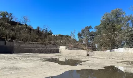Barrera para detener el tsunami de pl�sticos en la frontera entre Estados Unidos