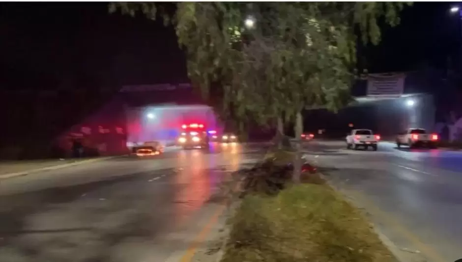 Incendian veh�culo y colocan manta con amenazas en libramiento Rosas Magall�n