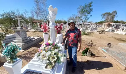 Francisco Jaime Ch�vez Vel�zquez visit� el pante�n Y��ez este 1 de noviembre