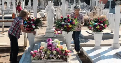 Margarita Garc�a acompa�a a su familia al Pante�n Y��ez para honrar a sus suegro