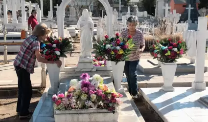 Margarita Garc�a acompa�a a su familia al Pante�n Y��ez para honrar a sus suegro