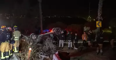 J�venes sobreviven a volcadura en la avenida Internacional