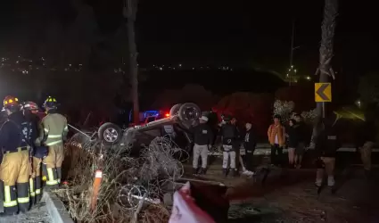 J�venes sobreviven a volcadura en la avenida Internacional