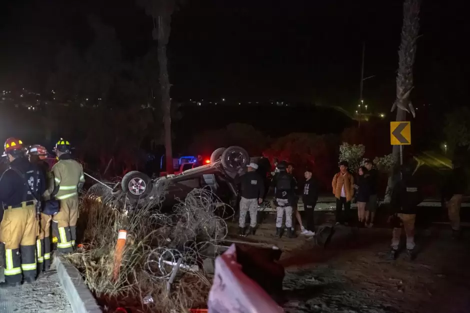 J�venes sobreviven a volcadura en la avenida Internacional